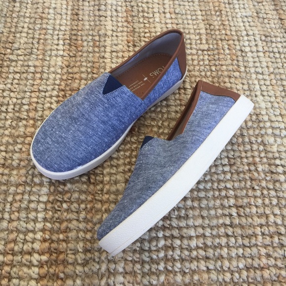 Toms Shoes - Like New TOMS canvas sneakers
